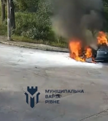Показали, як на перехресті у Рівному палав автомобіль (ВІДЕО)
