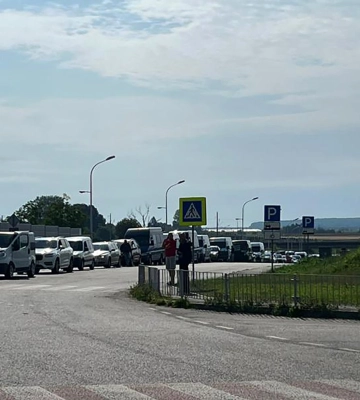 Перед пунктом пропуску «Устилуг» - більше 100 автівок: що трапилось