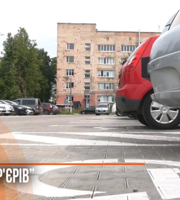 Інклюзивна парковка: біля міської лікарні Рівного облаштували простір для людей з інвалідністю (ВІДЕО)
