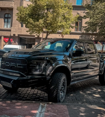525-сильный зверь: в Украине заметили лимитированный заряженный пикап Ford за $120 000 