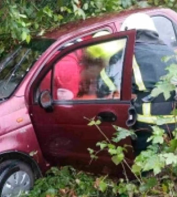 Рахівські рятувальники визволили пасажирів із понівеченого авто після ДТП