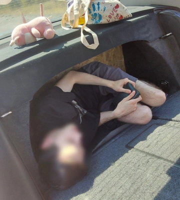 Одеситка намагалася незаконно переправити чоловіка за кордон у багажнику авто