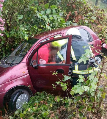 Рахівські рятувальники визволили пасажирів із понівеченого авто після ДТП