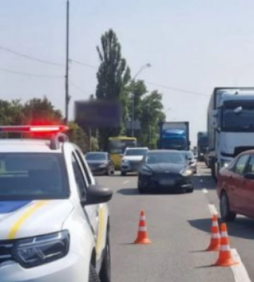 Водителям лучше не выезжать: в Киеве срочно массово перекрывают проезд по дорогам - минимум до ночи Водителям лучше не выезжать: в Киеве срочно массово перекрывают проезд по дорогам - минимум до ночи