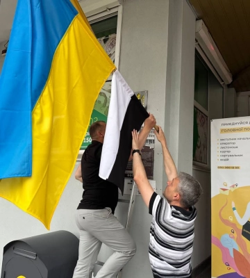 Стало відомо, чому у Рівному замайорів вже другий біло-чорний прапор