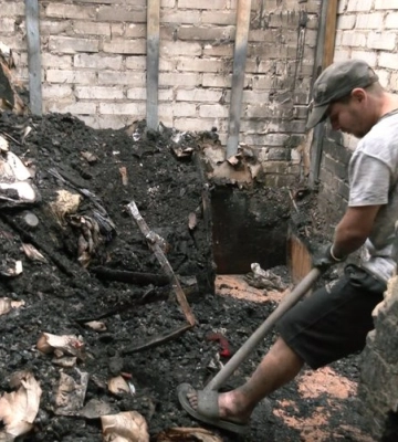 У Луцьку сусіди допомагають розбирати зруйнований внаслідок атаки РФ будинок