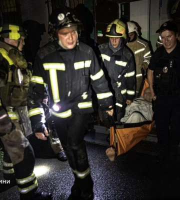 Квартира у 12-поверхівці горіла в Харкові: ДСНСники врятували 10 людей 