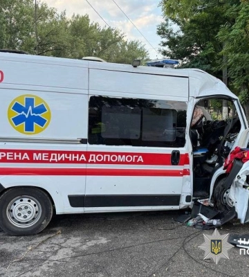 Медик загинув на місці: у Дніпрі авто швидкої допомоги потрапило в ДТП