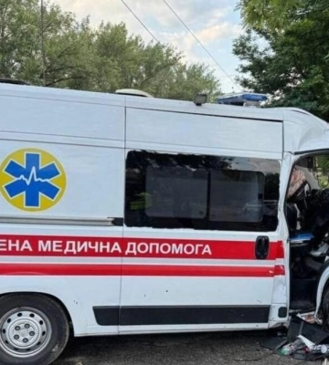 В Днепре &quot;скорая&quot; врезалась в столб: погиб медик, есть пострадавшие
