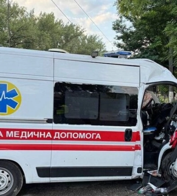 У Дніпрі на проспекті Богдана Хмельницького &quot;швидка&quot; в’їхала у стовп
