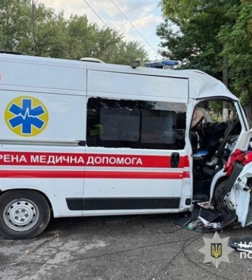 В Днепре &quot;скорая&quot; врезалась в столб, погиб медик