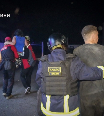 Рятувальники показали наслідки нічної дронової атаки РФ по Одесі (фото, відео)