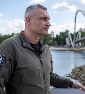 Звал обниматься и благодарил за поддержку. Мэр Киева Кличко в джинсах и пиджаке празднует свое 54-летие