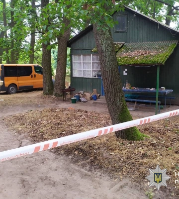 На Звенигородщині жінка встромила у груди свого чоловіка шампур: він помер, її підозрюють