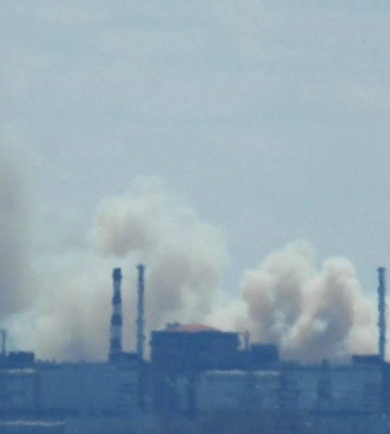 Біля окупованої АЕС на Запоріжжі - великий стовп диму