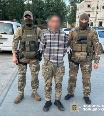 На Київщині поліція затримала молодого злодюгу, який з гранатою пограбував магазин