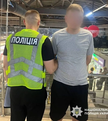 В столичном ТРЦ мужчина с ножом ранил посетителя: есть раненый, нападавший задержан