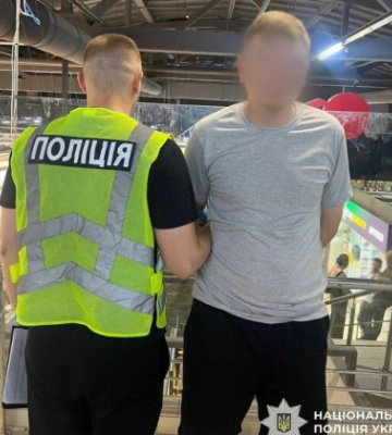 У Голосіївському районі Києва чоловік поранив відвідувача ТРЦ ножем — його затримала поліція