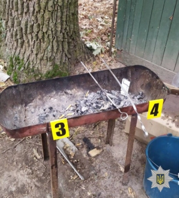 На Черкащині жінку підозрюють у вбивстві чоловіка шампуром під час відпочинку