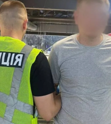 У Голосіївському районі Києва чоловік поранив відвідувача ТРЦ ножем — його затримала поліція