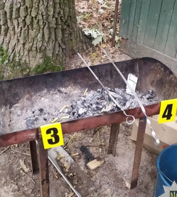 На Звенигородщині жінка встромила у груди свого чоловіка шампур: він помер, її підозрюють
