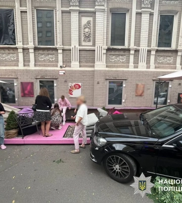 Водитель Mercedes влетела в летнюю террасу кафе в Киеве, есть пострадавшая