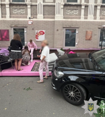 В центре Киева водительница Mercedes влетела в летнюю террасу кафе — пострадала посетительница заведения, видео