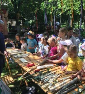 Ляльки-мотанки, дудки-викрутки та ткацтво: як етнотабір у Рівному зацікавив дітей народною культурою