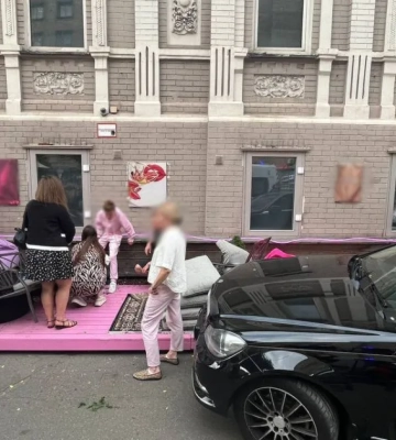 В Киеве автомобиль снес летнюю террасу ресторана с людьми