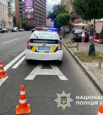 Фото: У центрі Києва Мерседес залетів на літню терасу з людьми