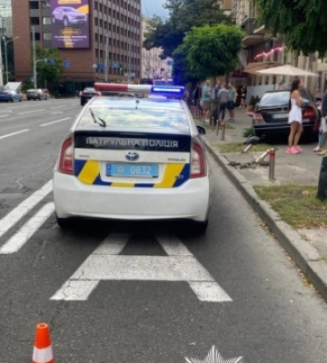 У центрі Києва авто влетіло в літню терасу: травмувалася людина