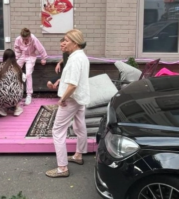 В центре Киева машина снесла летнюю террасу с людьми: есть пострадавшая