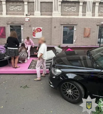 В центре Киева машина снесла летнюю террасу с людьми: есть пострадавшая