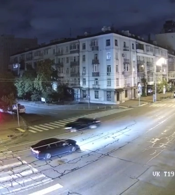 В Киеве работник прокуратуры врезался в пешехода на тротуаре и быстро скрылся с места событий (видео)