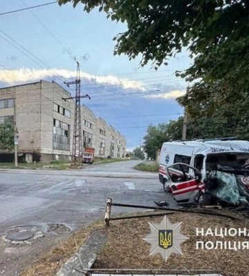 У Дніпрі карета “швидкої” влетіла у стовп: є загиблий та травмовані