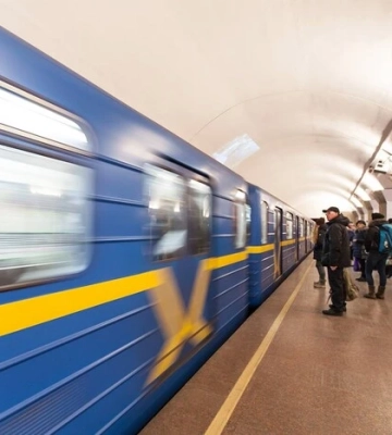 Чоловік співав російською мовою у київському метро. Що вирішив суд