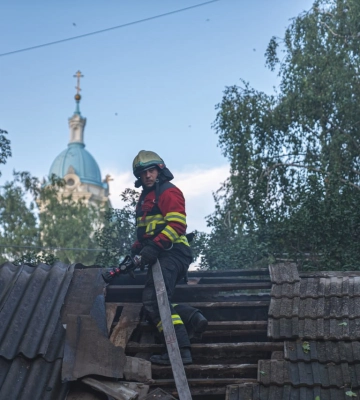 Рятувальники гасили пожежу під час атаки «шахедів» у Свеській громаді на Сумщини (ВІДЕО)