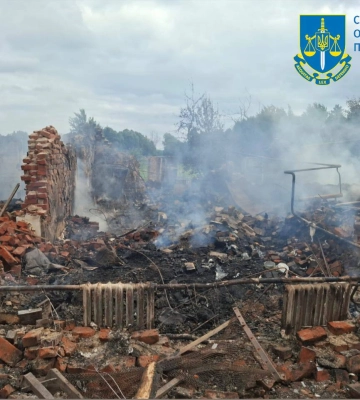 Рятувальники гасили пожежу під час атаки «шахедів» у Свеській громаді на Сумщини (ВІДЕО)
