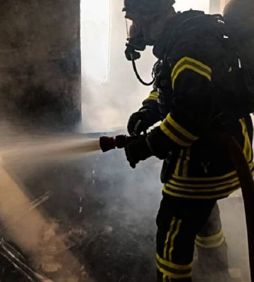 Внаслідок атаки російських військових загорівся житловий будинок у передмісті Херсона