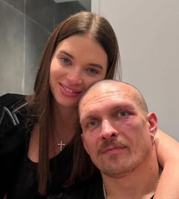 Дружина Усика Катерина тепло привітала коханого з перемогою (відео)
