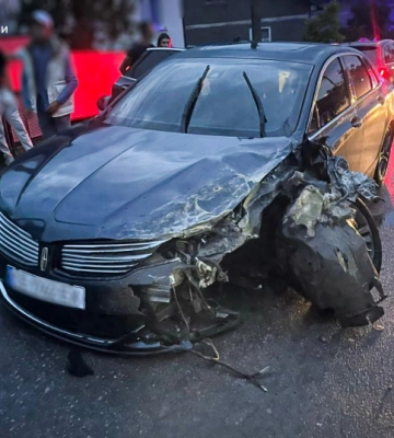 У Заставні водій Lincoln влетів у інше авто. Водія буса витягнули рятувальники