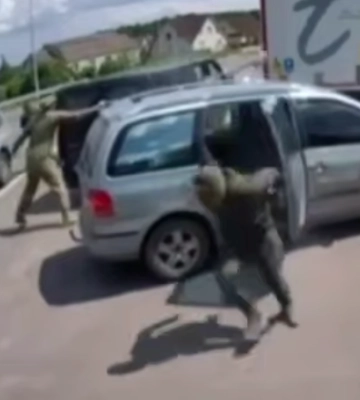 На военнослужащих ТЦК напал мужчина с лопатой: в сеть попало видео