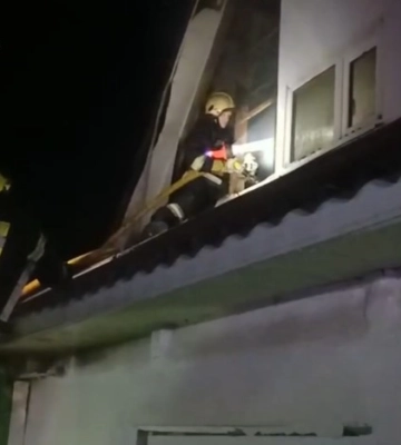 Рятувальники гасили пожежу під час атаки «шахедів» у Свеській громаді на Сумщини (ВІДЕО)