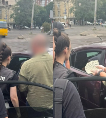 Посадовець Одеської міськради погорів на хабарі у $2700 за дозвіл на торгівлю