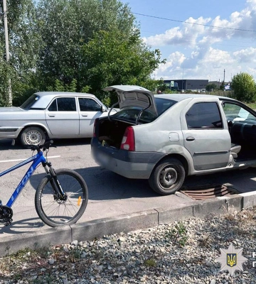 На Хмельниччині легковик «Dacia Logan» наздогнав та вдарив 34-річного велосипедиста