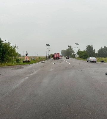 Уламки авто від ДТП розлетілися дорогою на Рівненщині