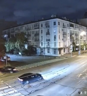 У центрі Києва співробітник прокуратури збив жінку і втік: ДТП потрапило на відео У центрі Києва співробітник прокуратури збив жінку і втік: ДТП потрапило на відео