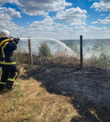 Через викинутий недопалок загорілася суха трава: як наслідок – загинула літня жінка, ще одна постраждала