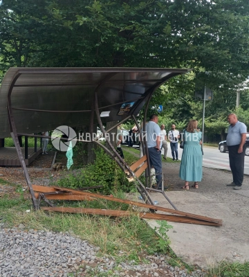 У Перечині автівка в'їхала в автобусну зупинку – потерпілу госпіталізували
