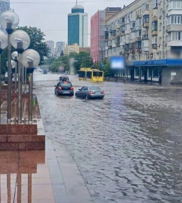 Злива підтопила вулиці Києва, зокрема ускладнений рух транспорту на площі Галицькій в напрямку проспекту Берестейського